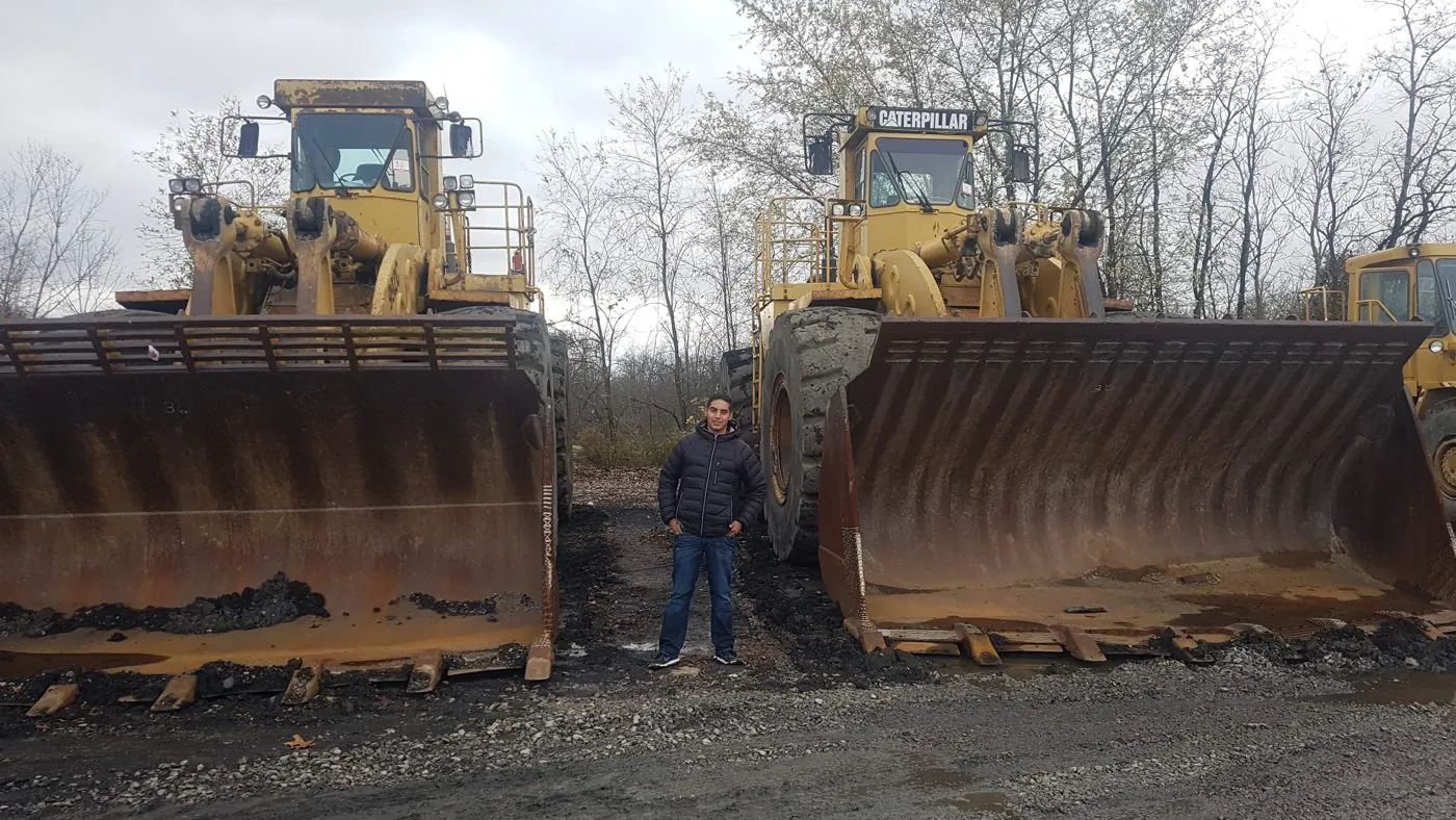 Jaime Duarte junto a cargadores frontales Caterpillar en Estados Unidos