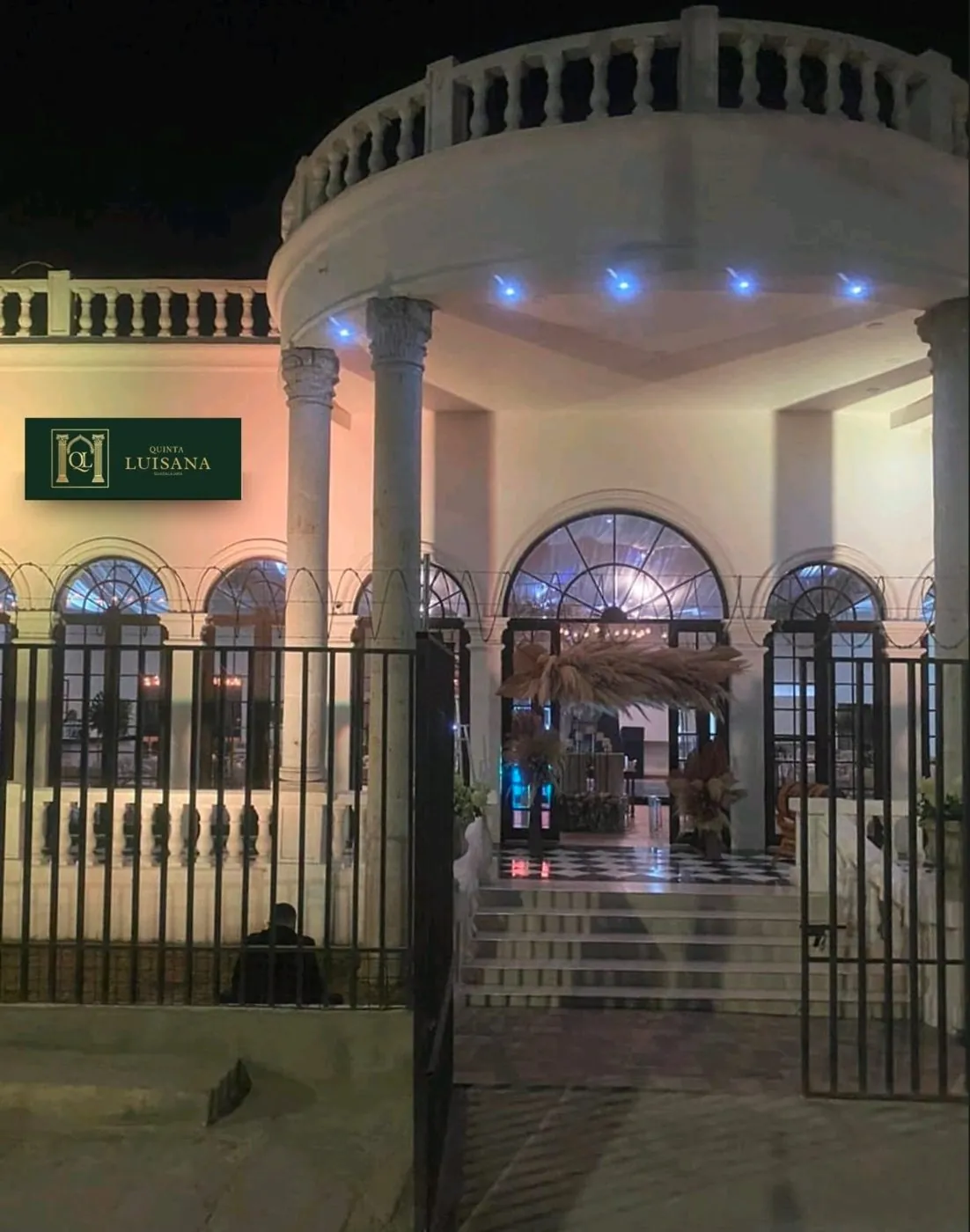 Fachada de Quinta Luisana con la nueva señalética
